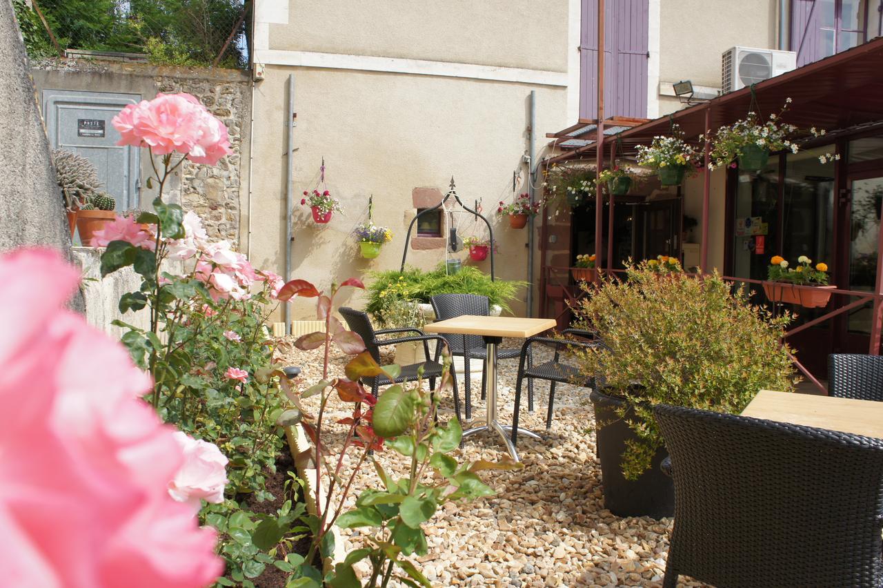 Hotel Restaurant La Goutte Noire Chateaumeillant Exterior photo